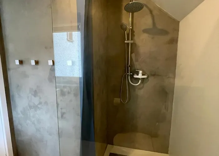 With A View גדינייה